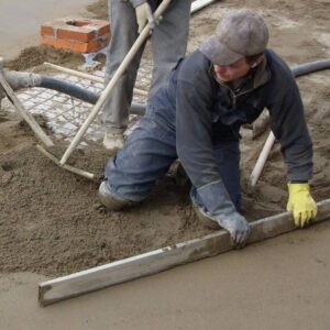 Устройство бетонного основания из сухой цементно-песчанной смесей тол.5см