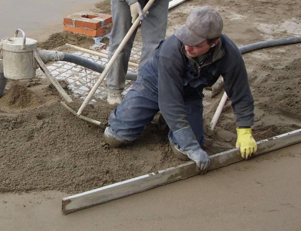 Product image for Устройство бетонного основания из сухой цементно-песчанной смесей тол.5см
